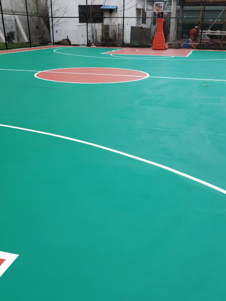 巴里坤 球场长期使用易出现地面开裂